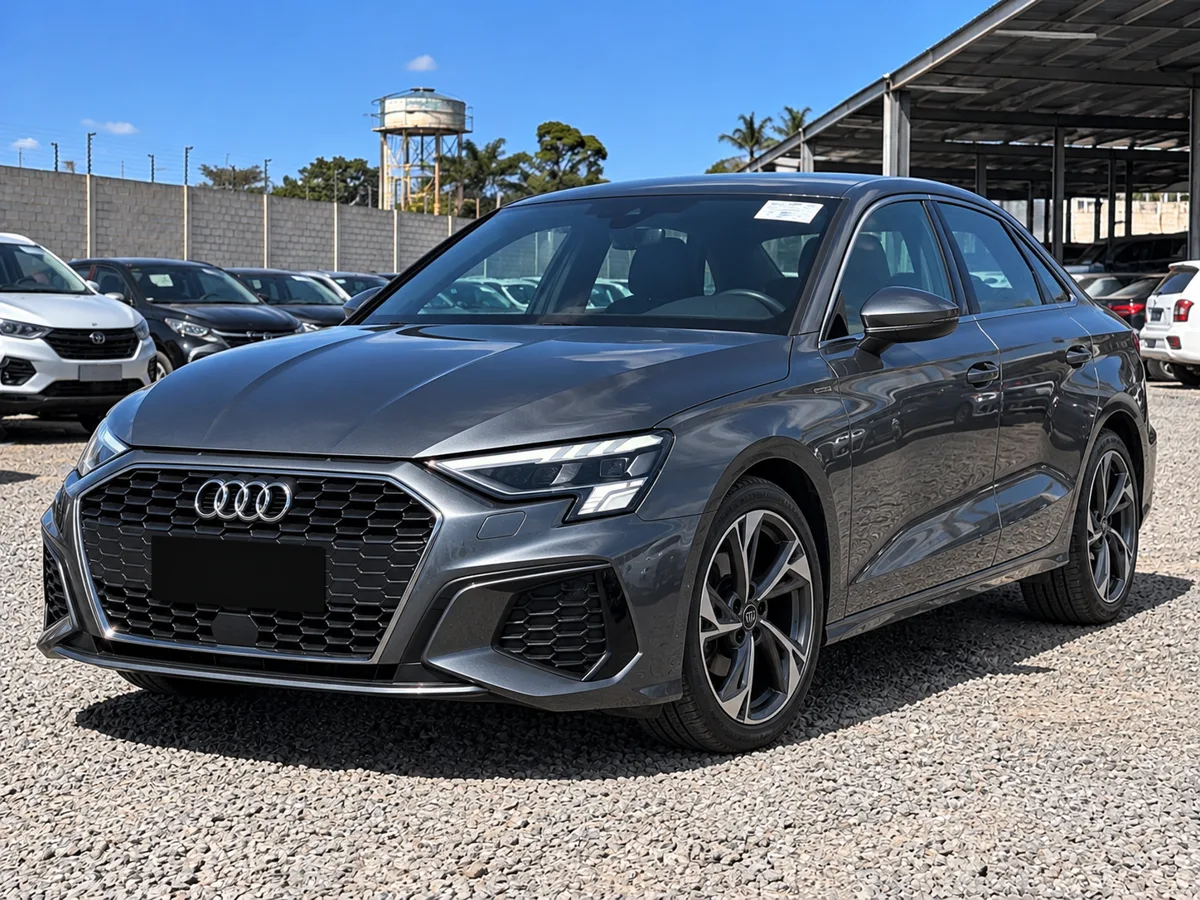 Audi A3 sedã cinza em pátio de leilão