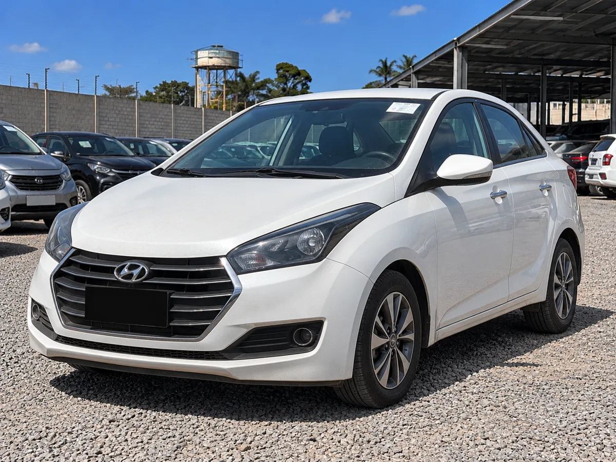 Hyundai HB20S branco em pátio de leilão